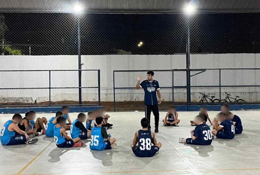 Marcus Miguel com alunos de basquete