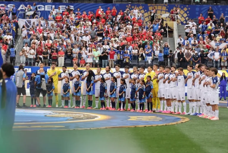 Jogadores da Bósnia e Herzegovina durante a execução do hino antes da partida contra a Suíça