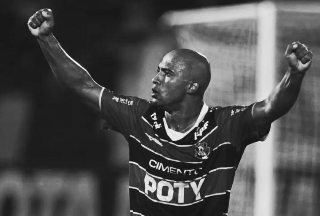 Atacante Brasão em comemoração de gol