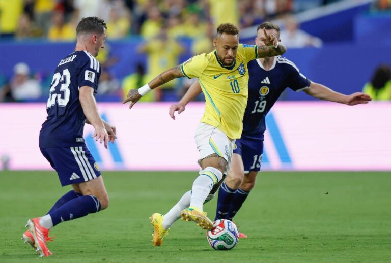 Neymar em jogo contra a Escócia