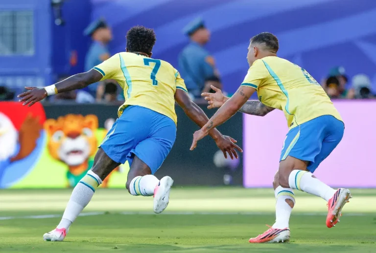 Vini Jr. e Bruno Guimarães comemorando o gol