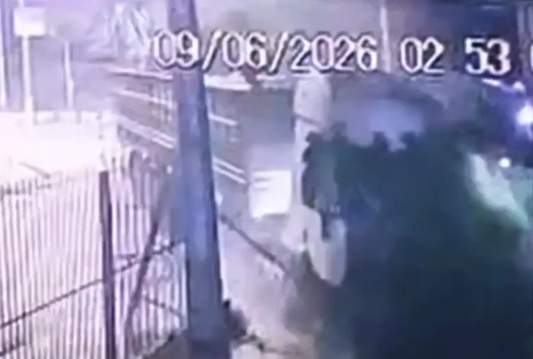 Homem perde controle de carreta e destroi muro de condominio