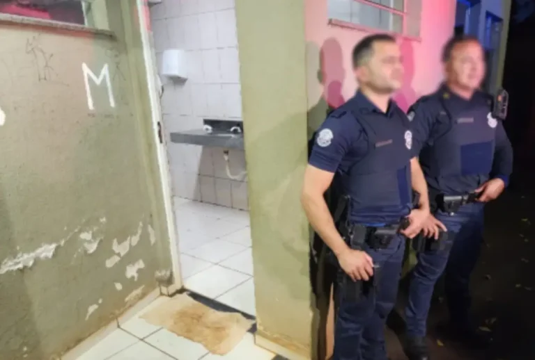 Casal de idosos foi flagrado fazendo sexo no banheiro