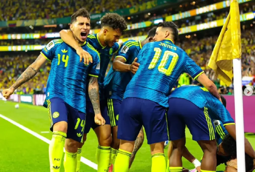 Seleção colombiana comemorando gol