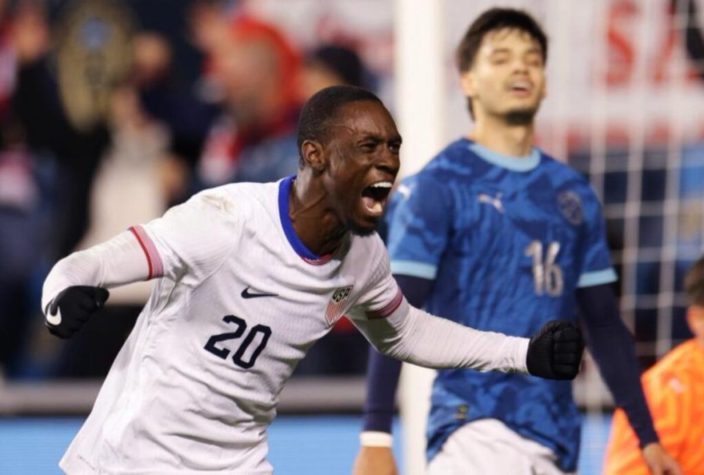 Jogador dos Estados Unidos comemora gol