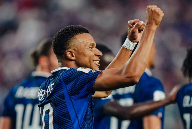 Mbappé comemora gol