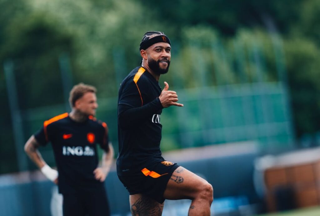 Memphis Depay com camisa da Holanda