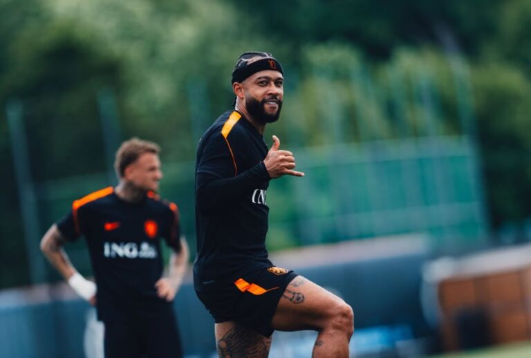 Memphis Depay com camisa da Holanda