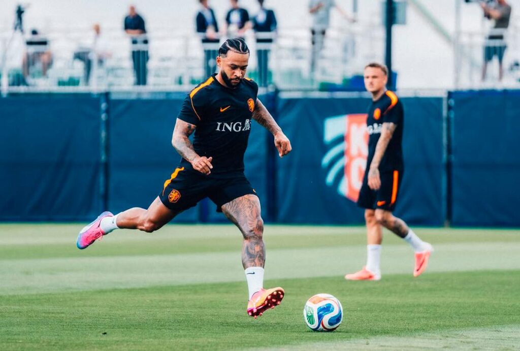 Memphis Depay em treino da Holanda