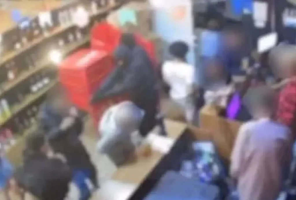 Imagens de câmeras de segurança que mostram suspeitos encapuzados entrando em conveniência