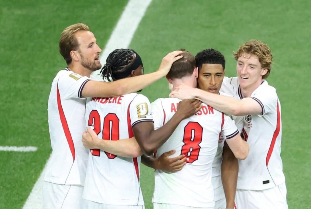 Seleção da Inglaterra comemora gol na estreia