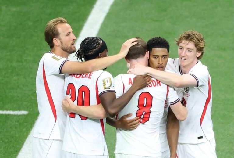 Seleção da Inglaterra comemora gol na estreia