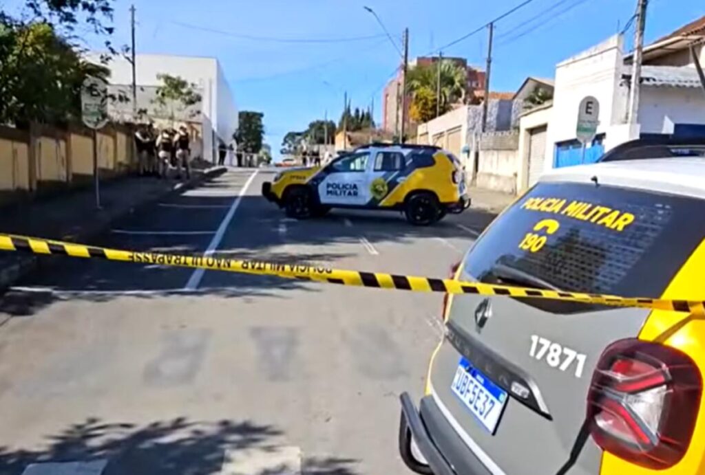 Viatura da PMPR em rua de Campo Largo