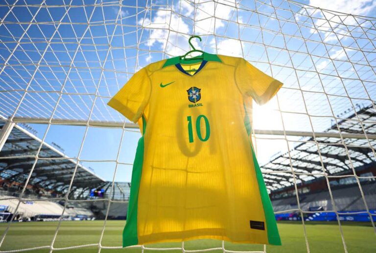 Camisa da Seleção Brasileira em um estádio de futebol