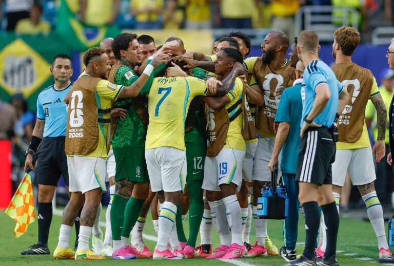 Seleção Brasileira se abrançando após gol contra Escócia
