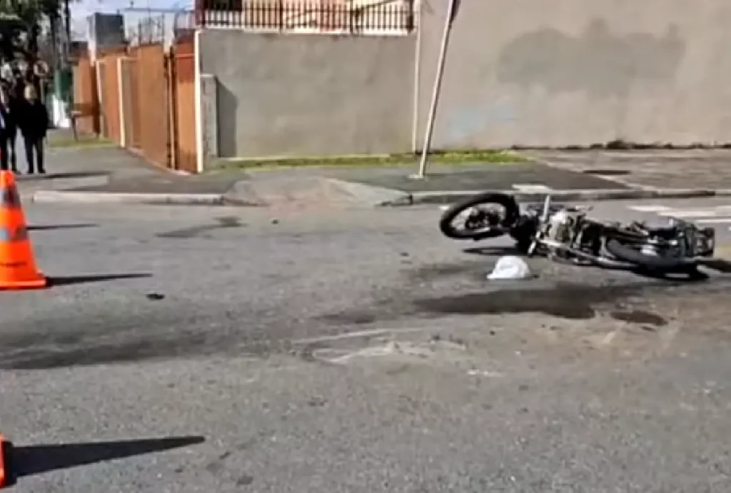 Acidente entre moto e caminhão no Rebouças