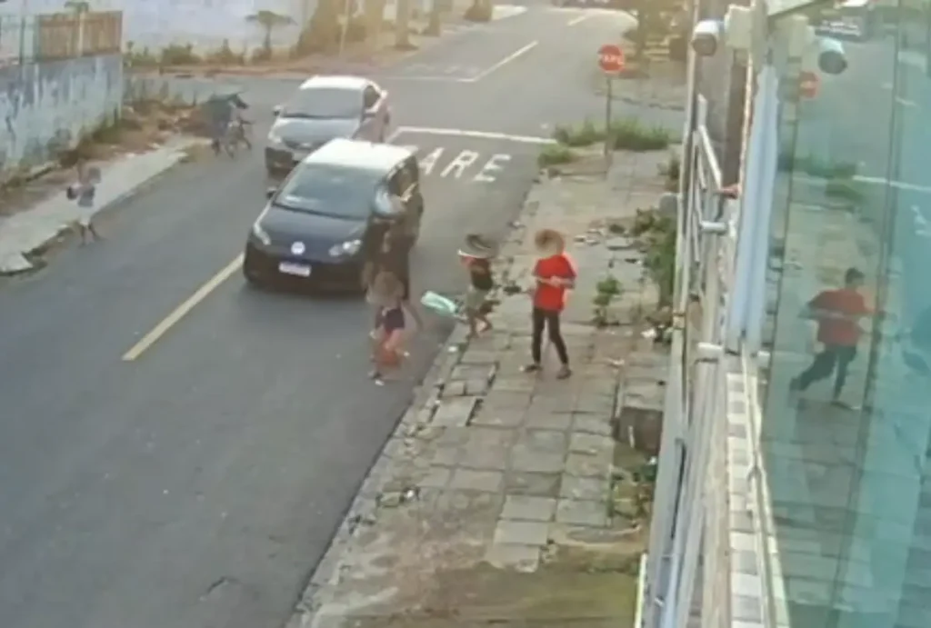 Motorista atropela crianças em Curitiba