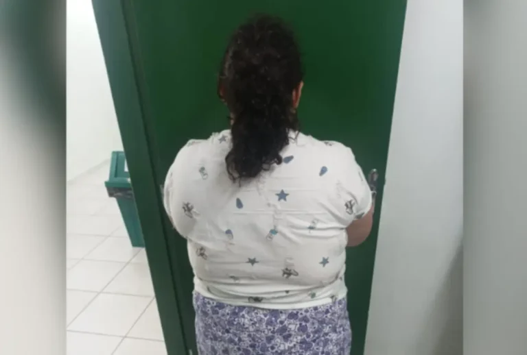Uma mulher de 37 anos, cuja a identificação não foi divulgada, foi presa por fingir ter 12 e enganar uma família.