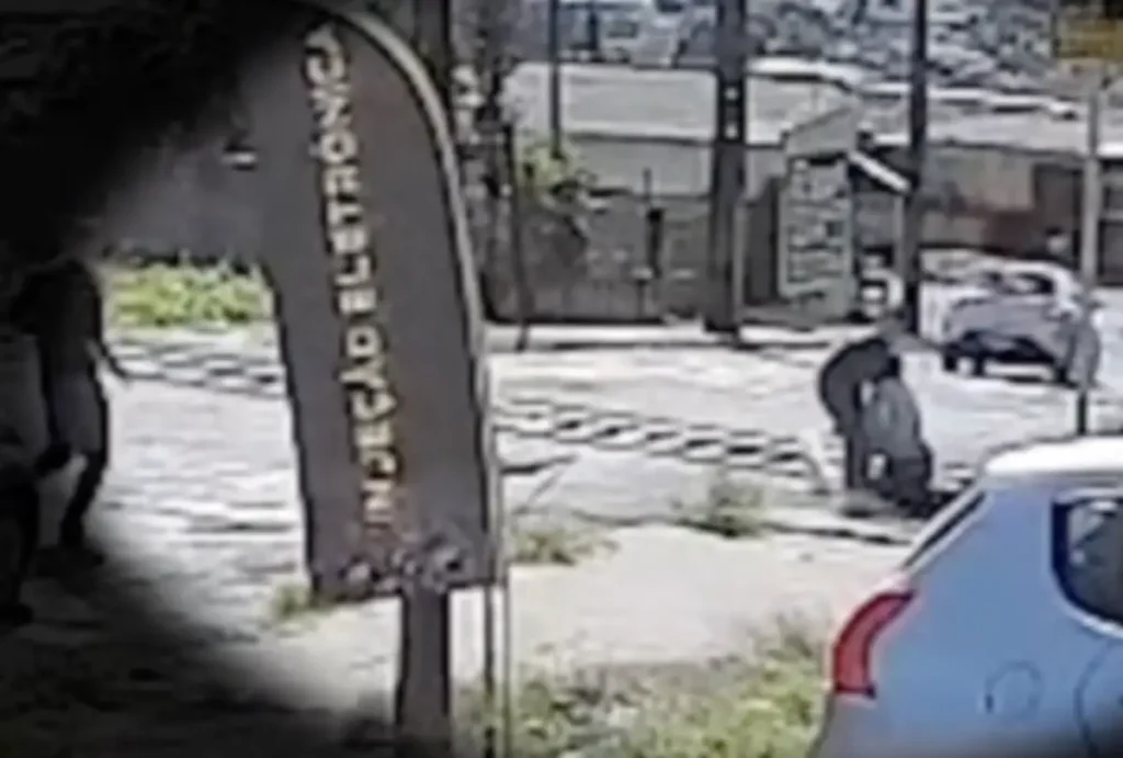 mulher salva homem atropelado trem