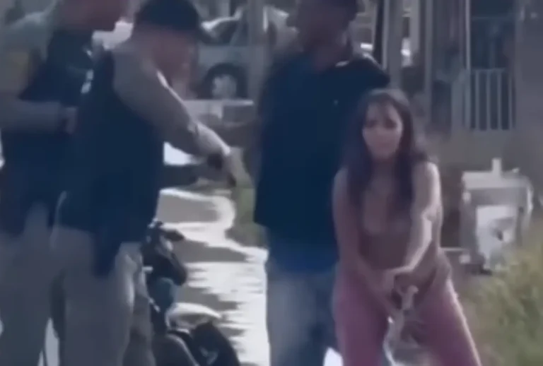 Mulher tira arma de dentro da calça