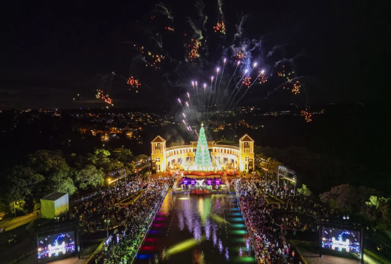 Foto de drone a noite do último natal de Curitiba, em 2025