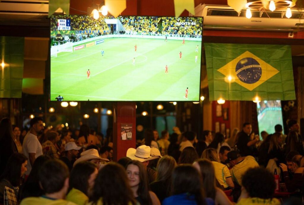 Telão com jogo do Brasil no Agrobar