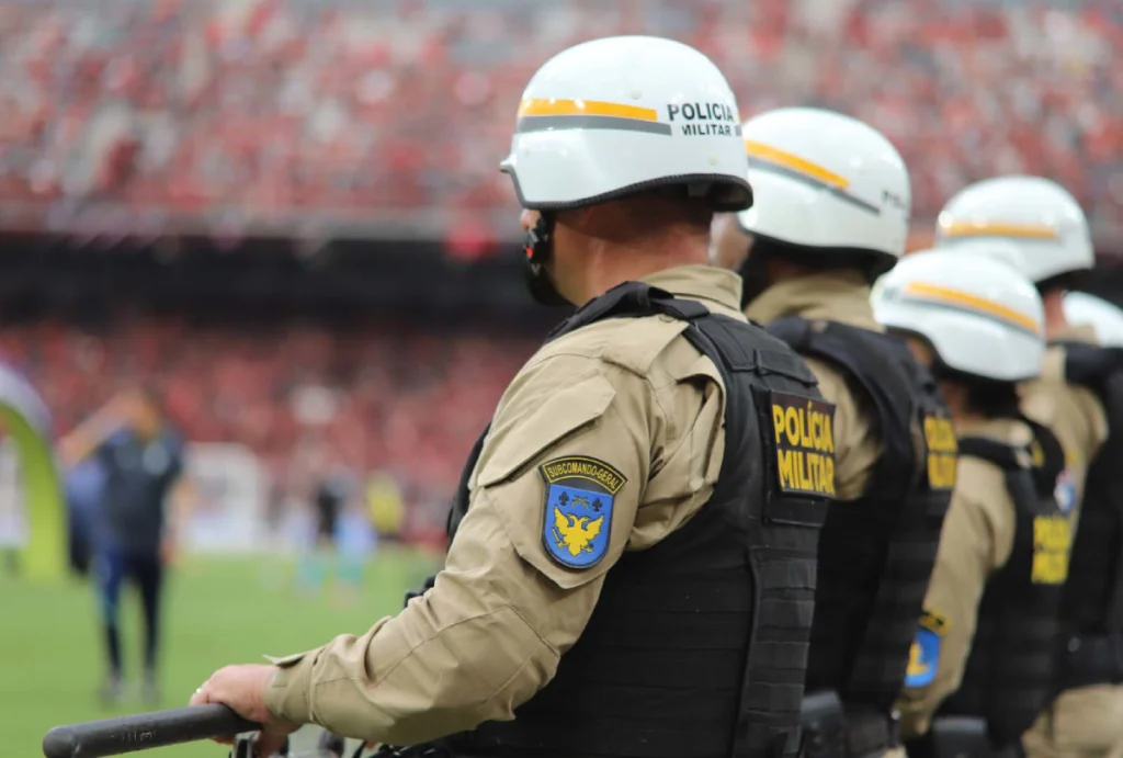 Policia Militar do Paraná supervisionando estádios