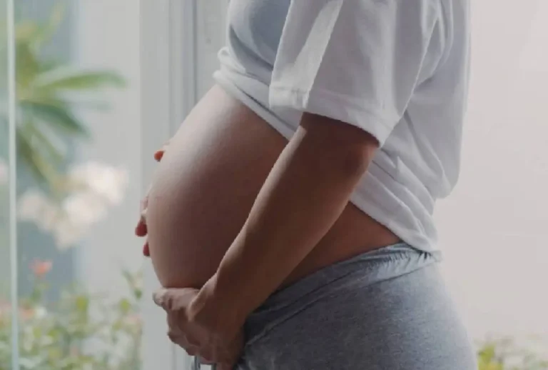 Mulher grávida segurando a barriga