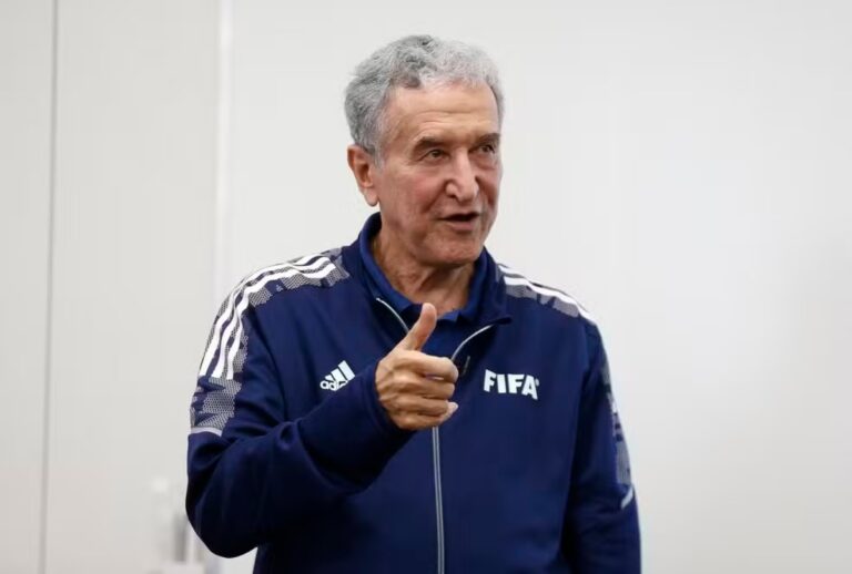 Carlos Alberto Parreira fazendo sinal positivo