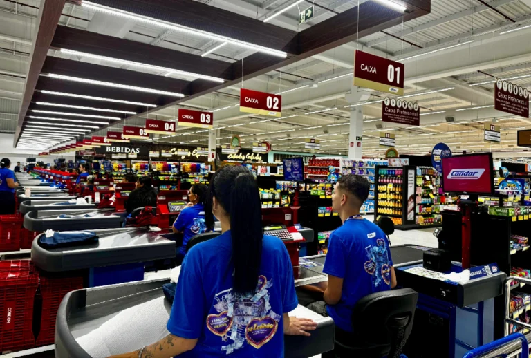 Caixas registradoras de uma das lojas da rede de supermercados Condor.