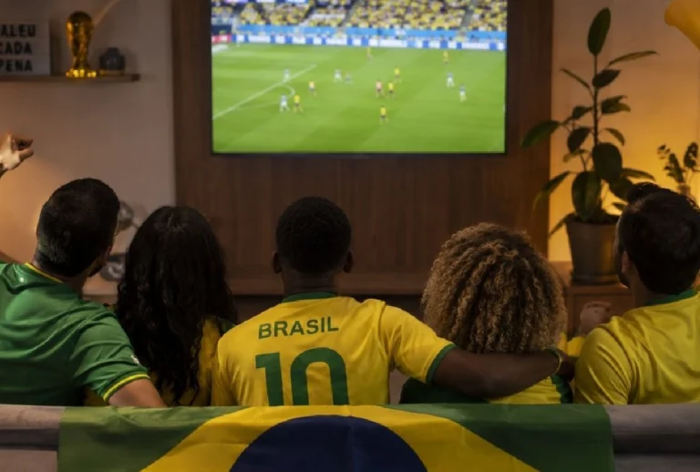 Familia assistindo um jogo da seleção brasileira
