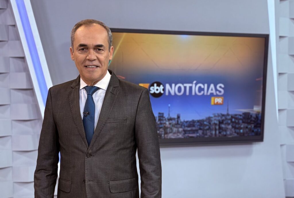 Sandro Dalpícolo nos estúdios da Rede Massa