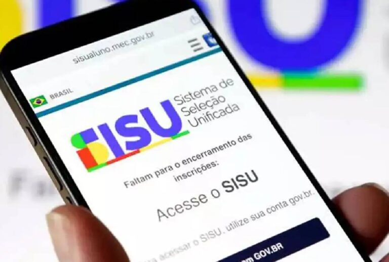 Celular com a página do Sisu