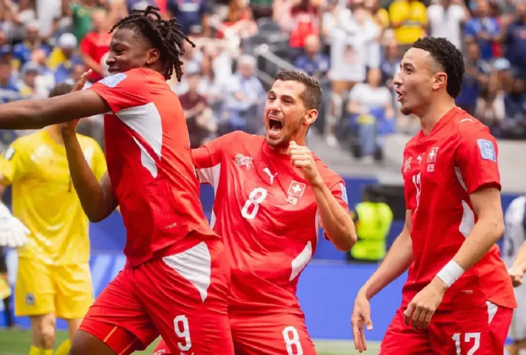Seleção da Suíça comemorando