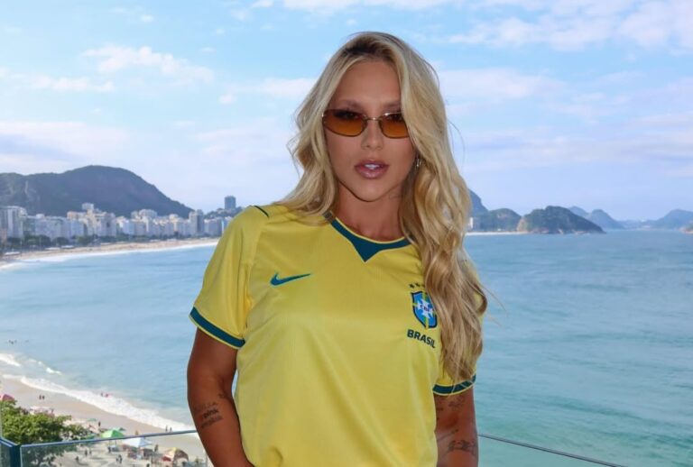Virgínia Fonseca com a camisa do Brasil