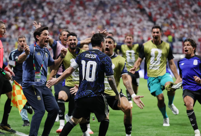 Argentina vira nos acréscimos, elimina a Inglaterra e segue em busca do bicampeonato