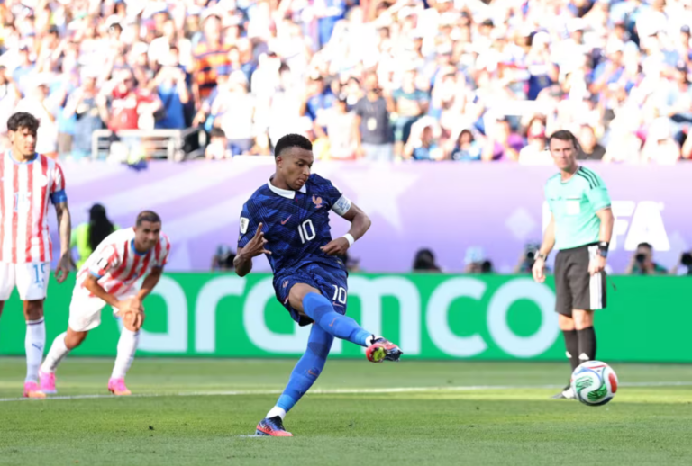 Mbappé marca de pênalti, e França elimina Paraguai nas oitavas da Copa do Mundo