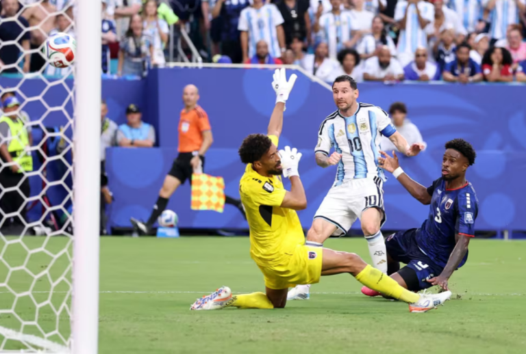 Messi decide, Argentina vence e garante vaga nas oitavas da Copa do Mundo