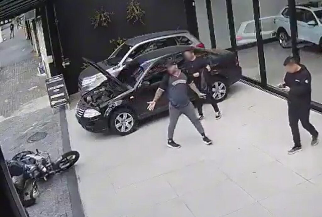 Disparos em loja de carros