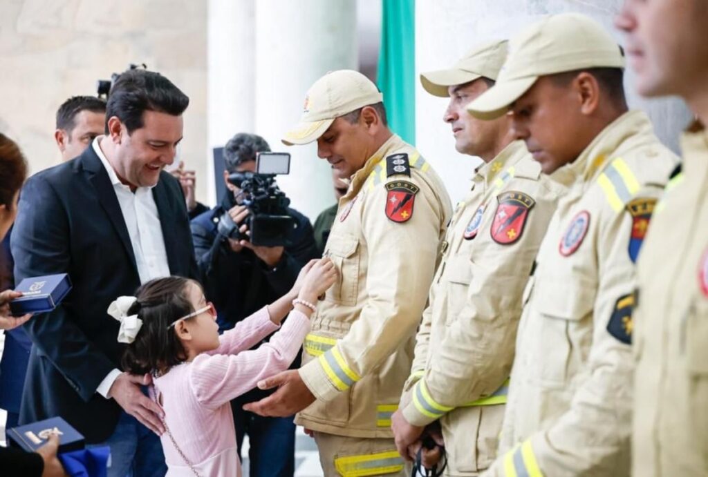 Ratinho Jr entrega medalha para bombeiros paranaenses