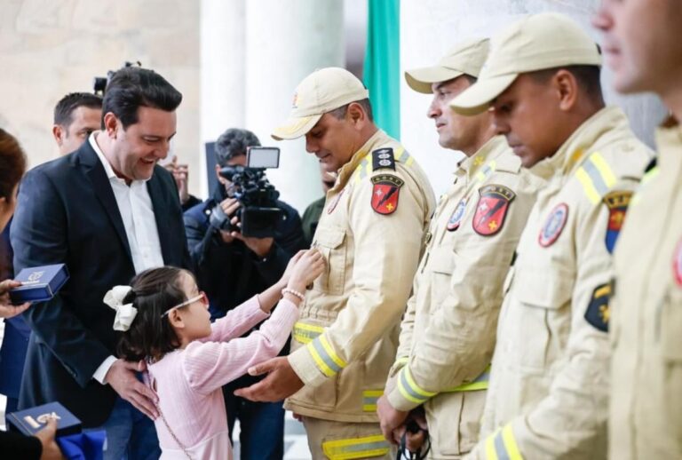 Ratinho Jr entrega medalha para bombeiros paranaenses
