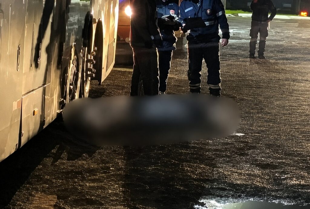 Um borracheiro de 34 anos morreu prensado por um ônibus na BR-277, em Laranjeiras do Sul (PR), após a suspensão a ar romper. Polícia investiga o acidente.