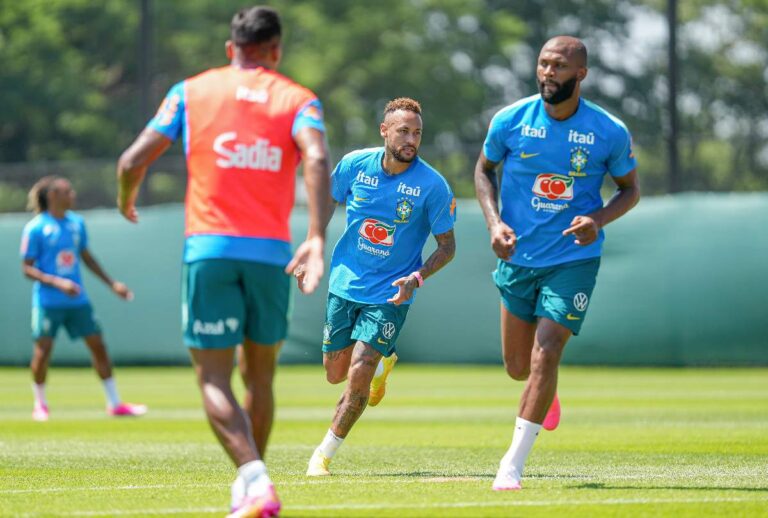Jogadores no treino da seleção antes de partida contra a Noruega
