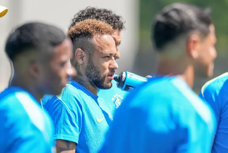 Neymar no último treino da Seleção Brasileira antes da partida contra a Noruega
