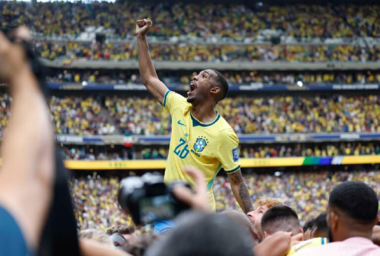 Rayan comemorando gol do Brasil em jogo contra o Japão