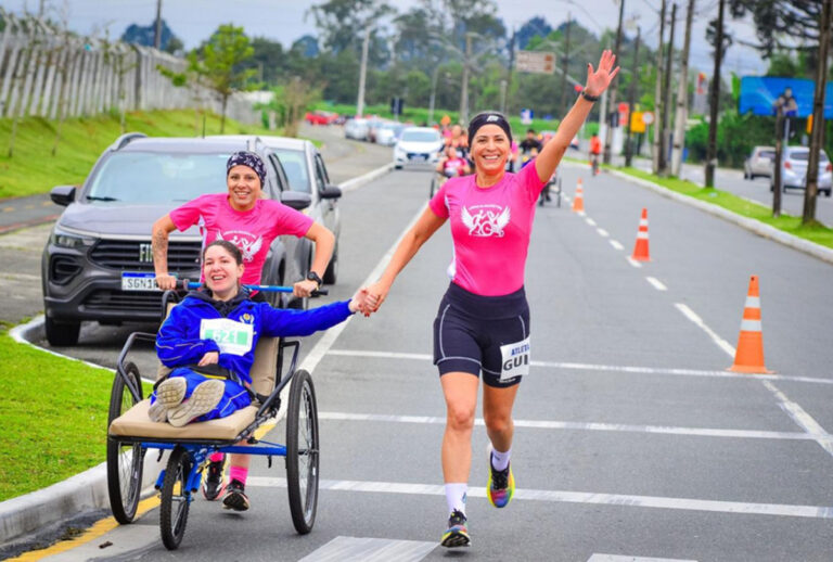 APAE Pinhais promove 3ª Corrida Amigos e a 1ª Corrida Kids em 22 de agosto. Evento reúne atletismo, inclusão social e arrecadação de fundos.
