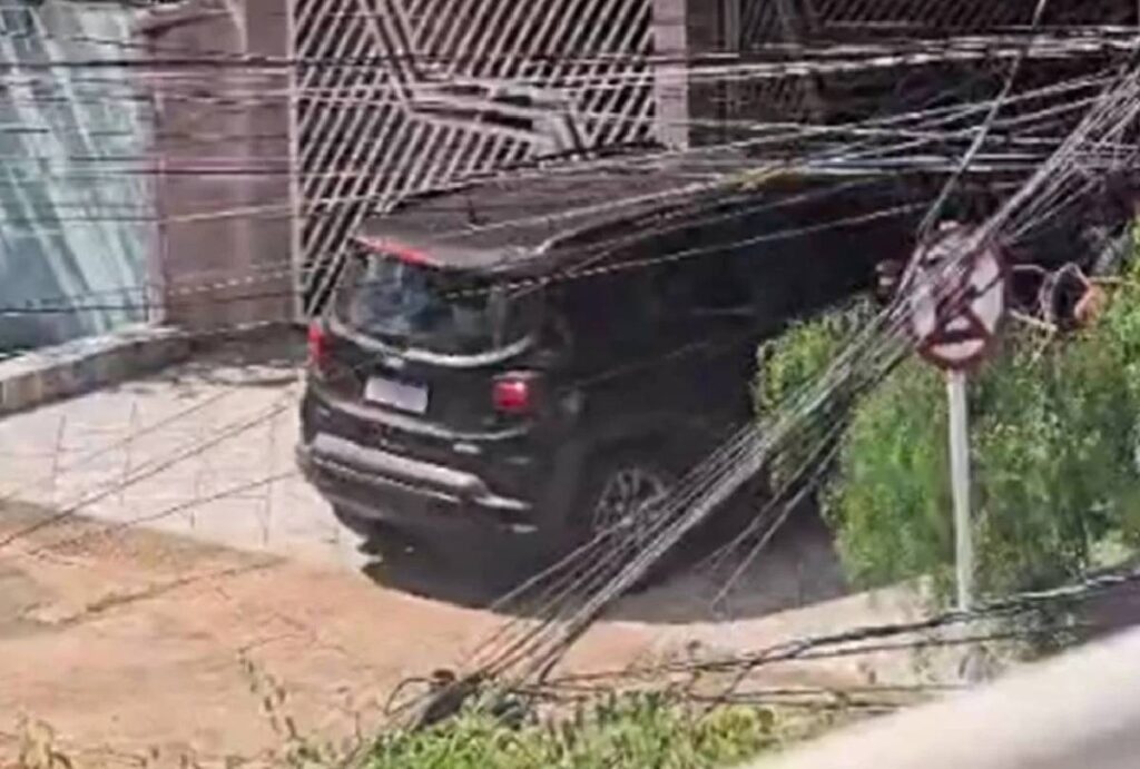 Carro invadindo portão