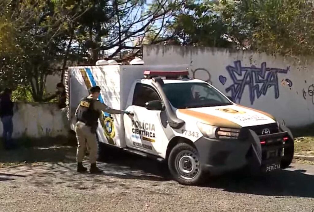 Terreno baldio onde idosa foi encontrada morta em Curitiba