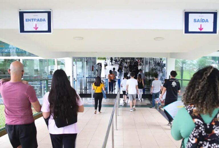 Estudantes em universidade