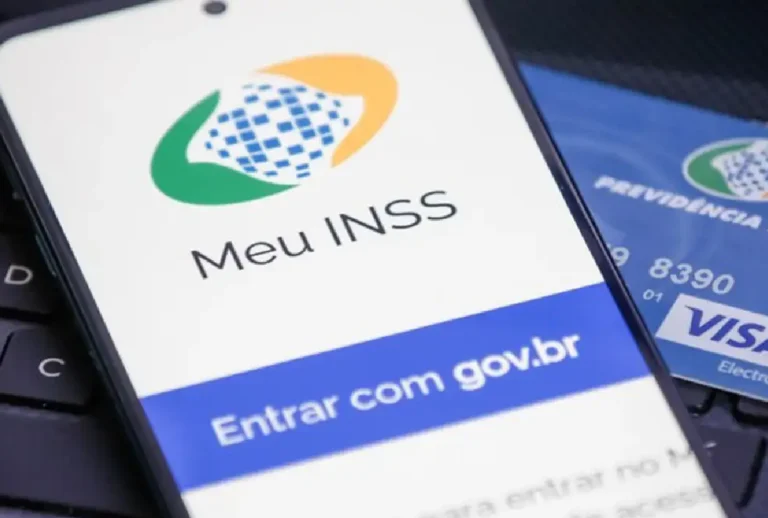 Imagem de um celular com o app do INSS aberto
